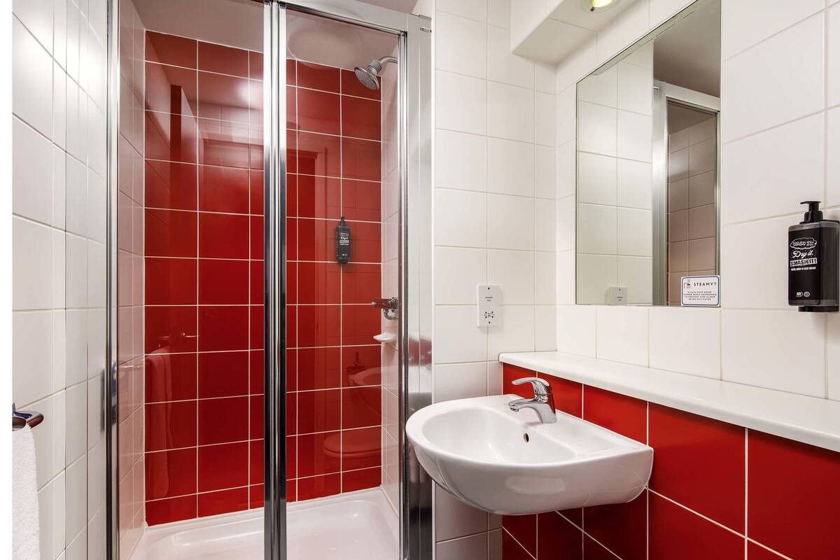 Habitación doble estándar, 1 cama matrimonial | Escritorio, espacio para trabajar con laptop y cortinas blackout