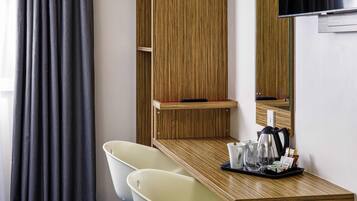 Kahden hengen standard-huone, 1 parisänky | Työpöytä, kannettavalle tietokoneelle sopiva työtila, pimennysverhot