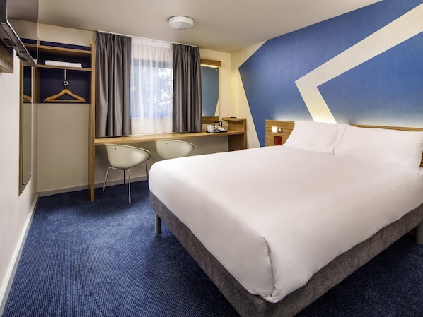 Skrivbord, arbetsyta för laptop och mörkläggningsgardiner