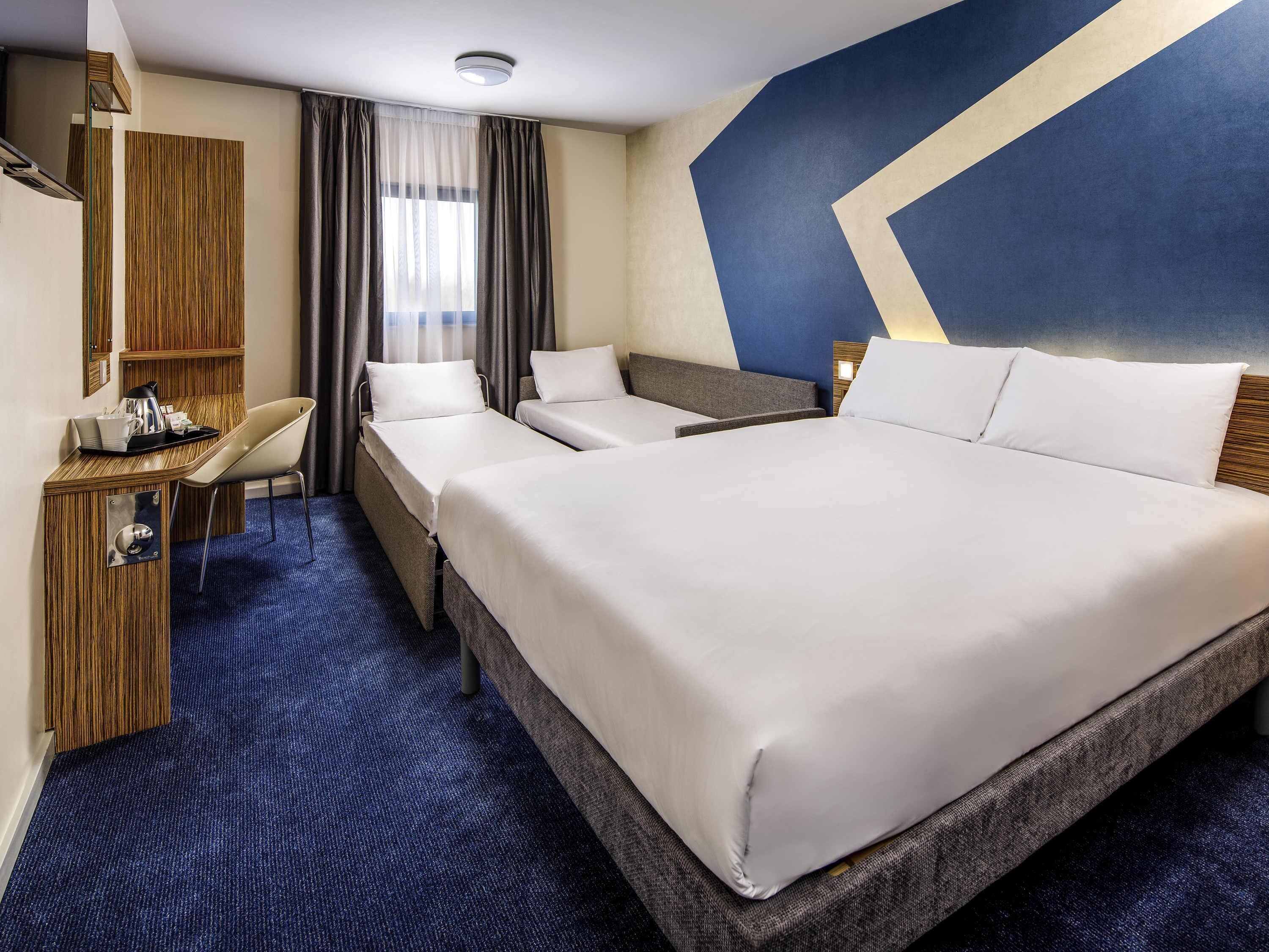 Työpöytä, kannettavalle tietokoneelle sopiva työtila, pimennysverhot