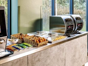 بوفيه فطور يوميًا بتكلفة قدرها (9 GBP للشخص)