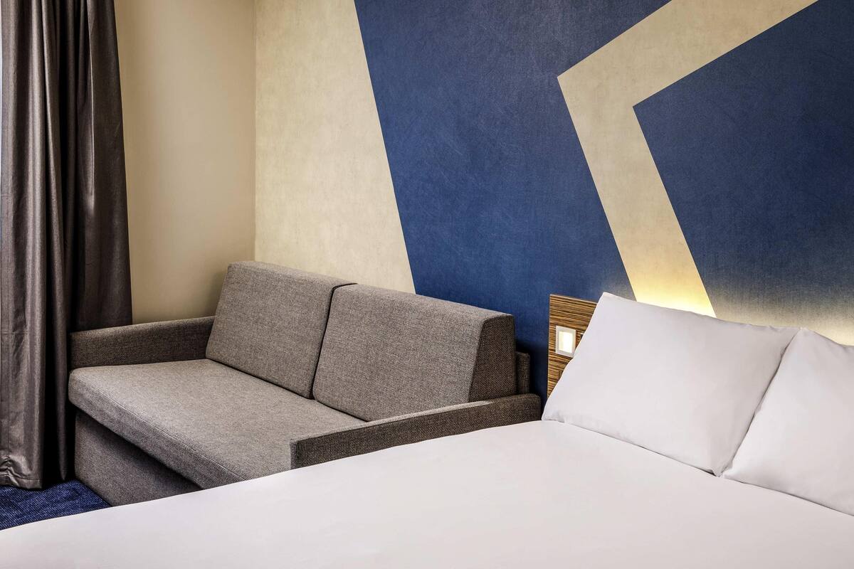 Habitación estándar, 1 cama matrimonial y sofá cama (Family) | Escritorio, espacio para trabajar con laptop y cortinas blackout