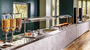 Päivittäinen buffetaamiainen (9 GBP per henkilö)