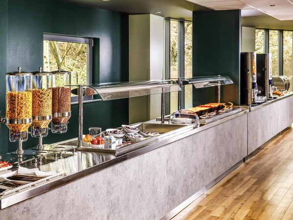 Daily buffet breakfast (GBP 9 per person)