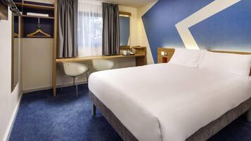 Kahden hengen standard-huone, 1 parisänky | Työpöytä, kannettavalle tietokoneelle sopiva työtila, pimennysverhot