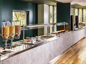 Bữa sáng buffet hàng ngày với phụ phí nhỏ 