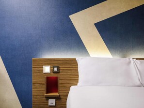 Desk, laptop workspace, blackout drapes, iron/ironing board - Ibis Budget Heathrow Terminal 5 (Slough)