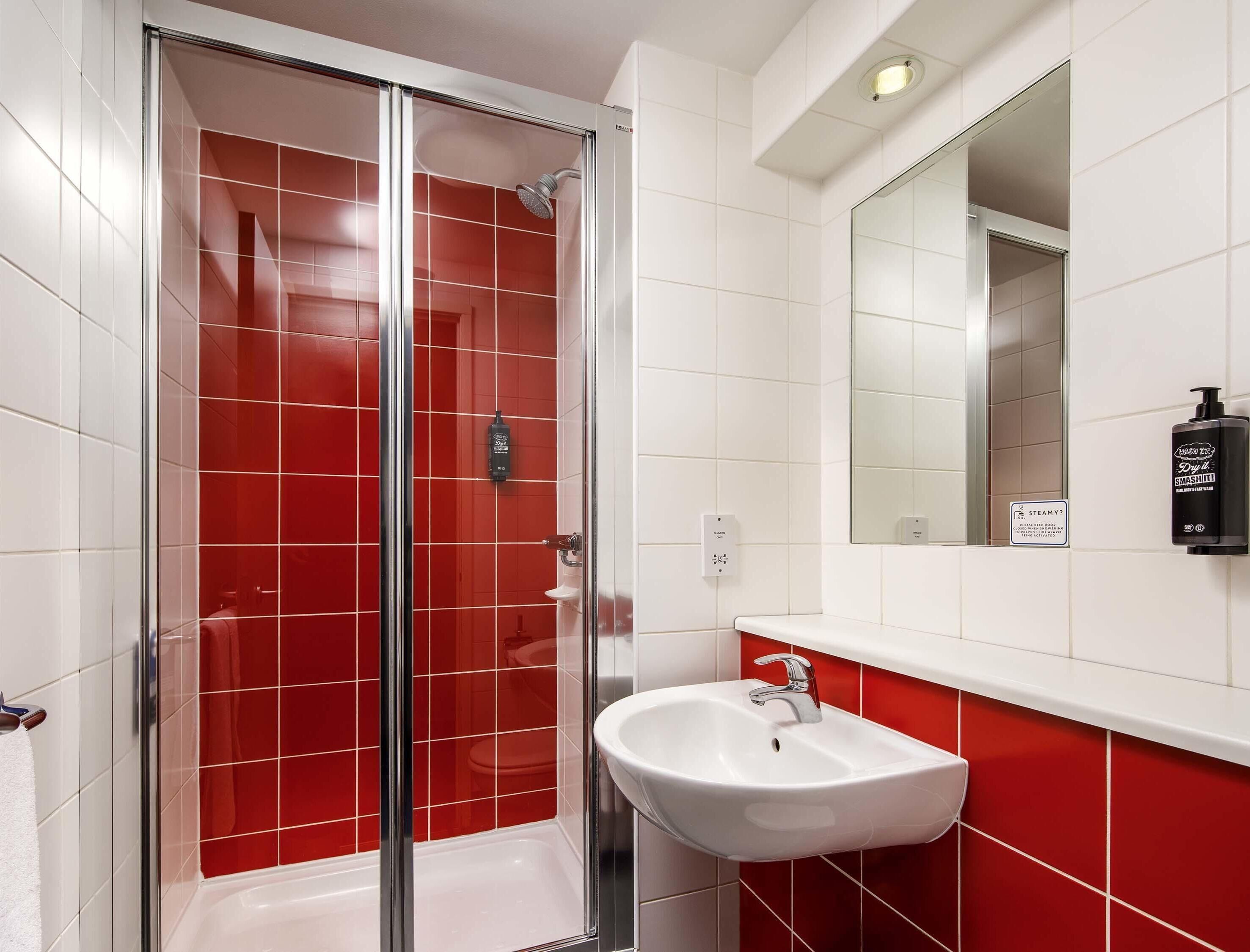 Kahden hengen standard-huone, 1 parisänky | Työpöytä, kannettavalle tietokoneelle sopiva työtila, pimennysverhot