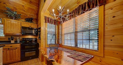 Bear Bottoms with Fireplace & Hot Tub