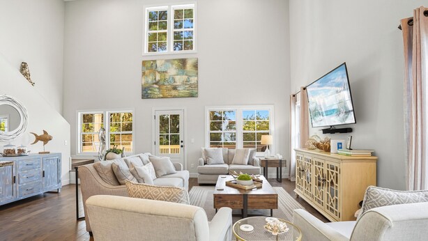 Smart TV, table tennis, books, computer monitors - Spacious family fun with game room, only 4 miles from East Beach! Relax + Enoy! (St. Simons Island)