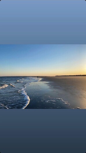 Beach nearby, sun-loungers, beach towels