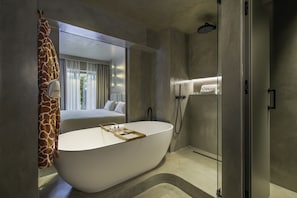 Douche à « effet pluie », sèche-cheveux, peignoirs, chaussons