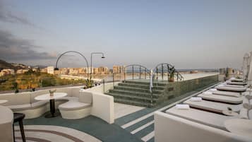 Poolside bar