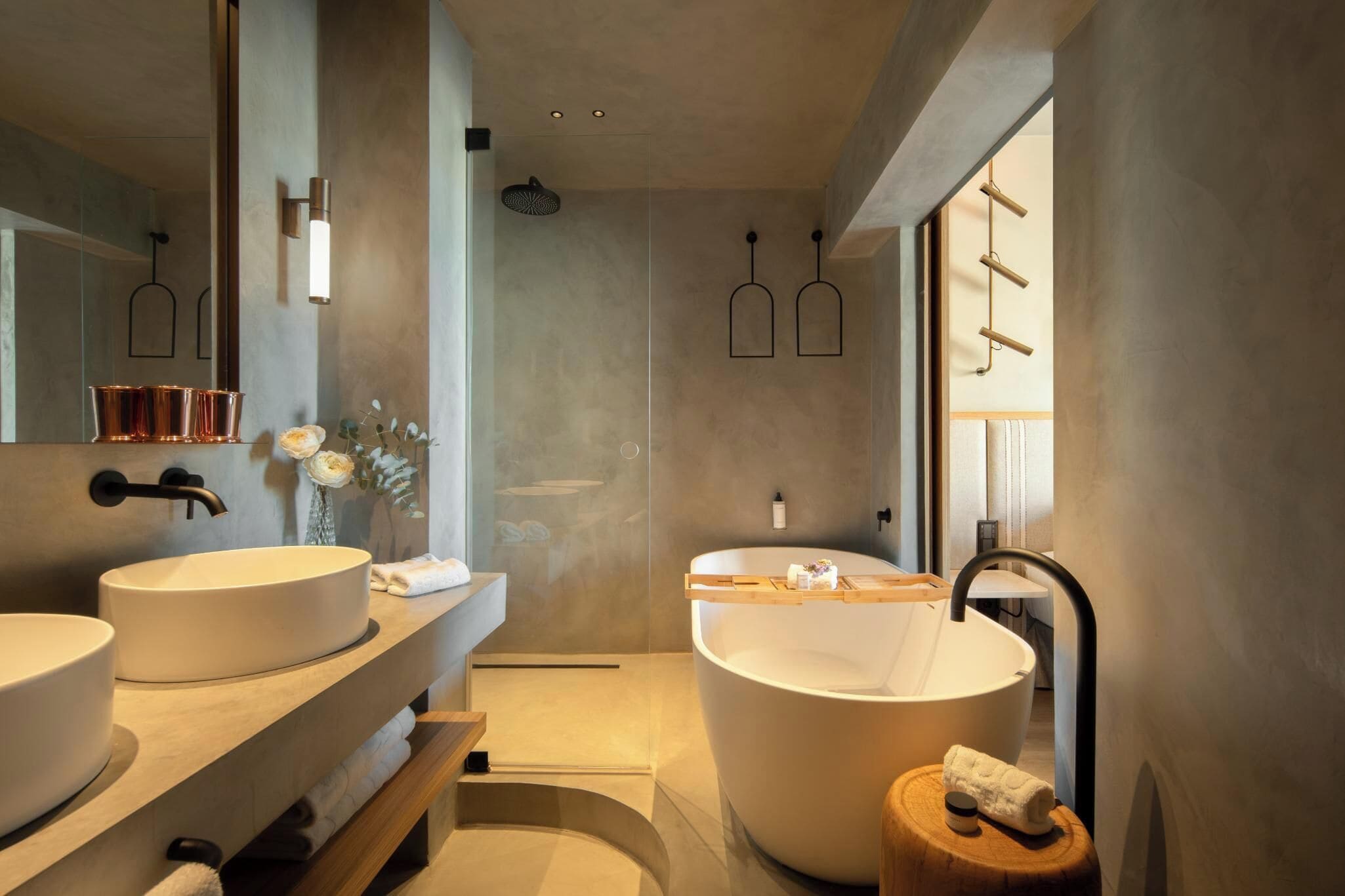 Un baño moderno con dos lavamanos, una bañera y cabina de ducha.