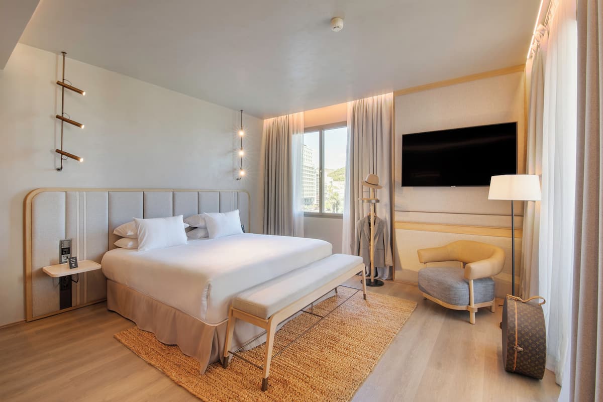 1 bedroom, premium bedding, memory-foam beds, minibar