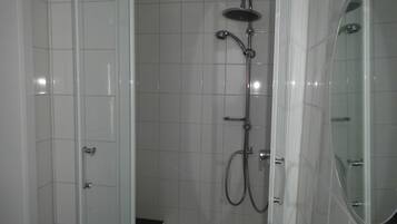 Baignoire, sèche-cheveux, serviettes fournies, savon