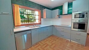 Geladeira, micro-ondas, fogão, lava-louças