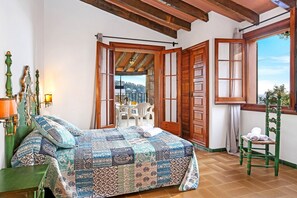 6 bedrooms, iron/ironing board, free WiFi