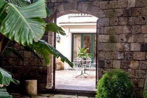 Outdoor dining - Deluxe Triple Library Room (SORRENTO)