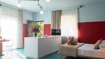 1 habitación, tabla de planchar con plancha y ropa de cama
