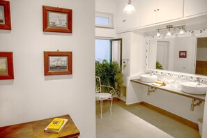 Hårføner og håndklær