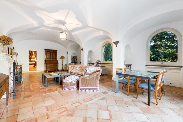 Interior - Sorrento Luxe 3 Bedroom Villa with Jacuzzi&Parking (SORRENTO)