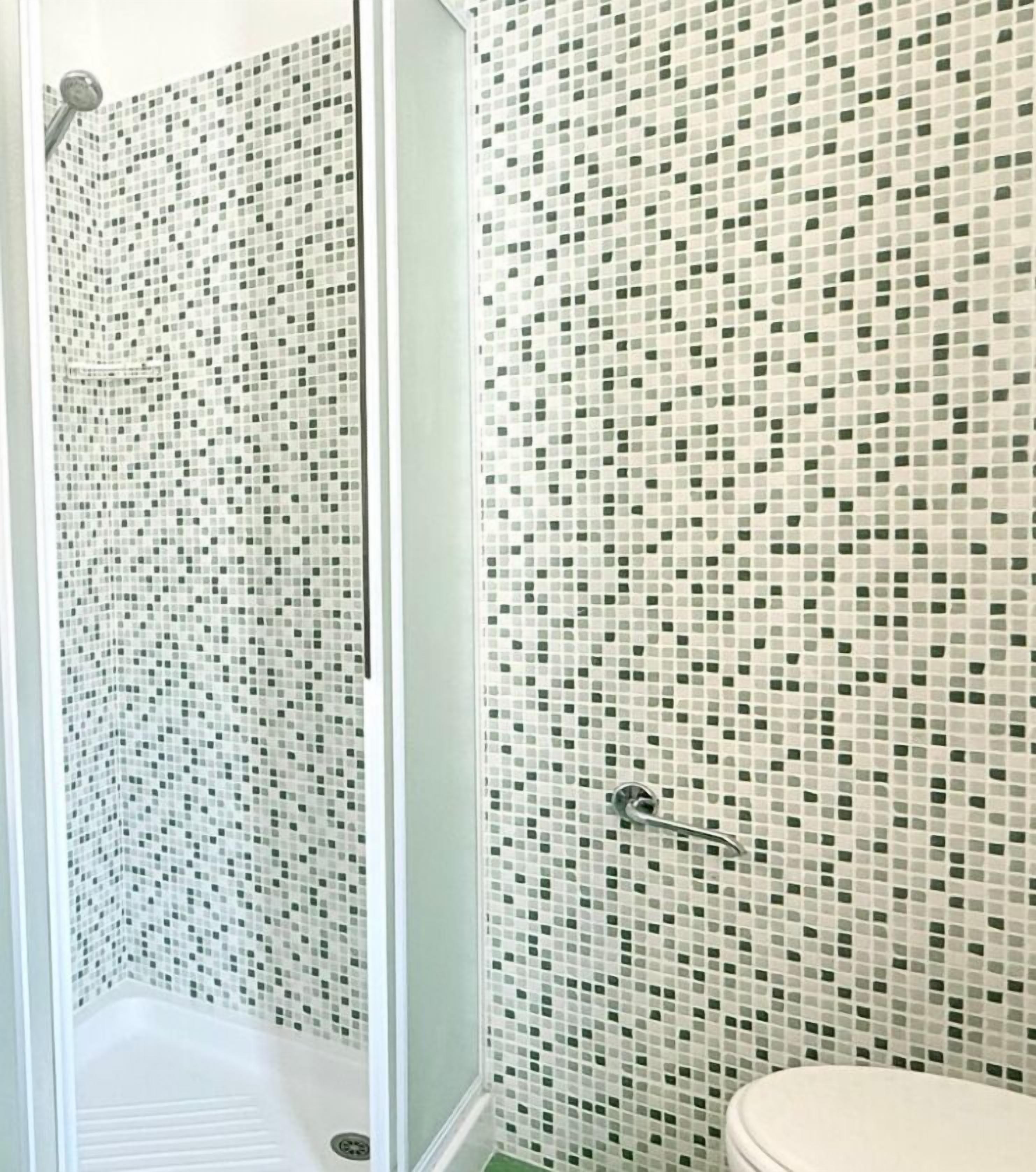 Shower, bidet, towels