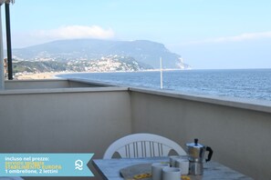 Outdoor dining - RS324 - Marcelli, seafront three-room apartment with beach included (Marcelli)
