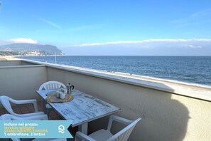 Outdoor dining - RS324 - Marcelli, seafront three-room apartment with beach included (Marcelli)