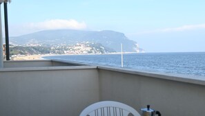 Outdoor dining - RS324 - Marcelli, seafront three-room apartment with beach included (Marcelli)