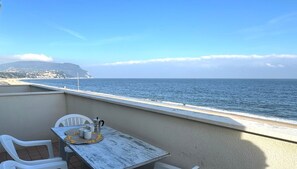 Outdoor dining - RS324 - Marcelli, seafront three-room apartment with beach included (Marcelli)