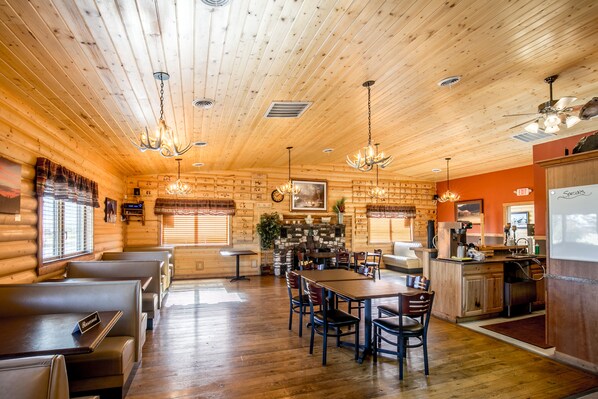 Restaurant - Sportsmans Lodge (Ennis)