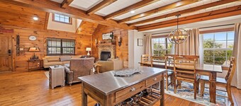 Wakulla Woods Retreat - stunning mountain home, 2 bedrooms with sleeping loft, 2 bathrooms, centr...