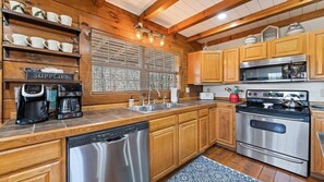 Fridge, microwave, oven, dishwasher - Wakulla Woods Retreat (Waynesville)