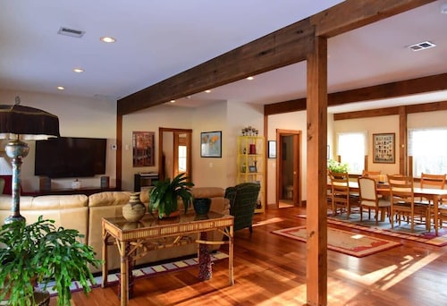 Peaceful, Post and Beam Loft, Sleeps 9