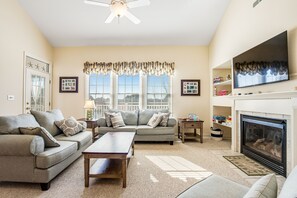 Fernseher, Kamin, DVD-Player