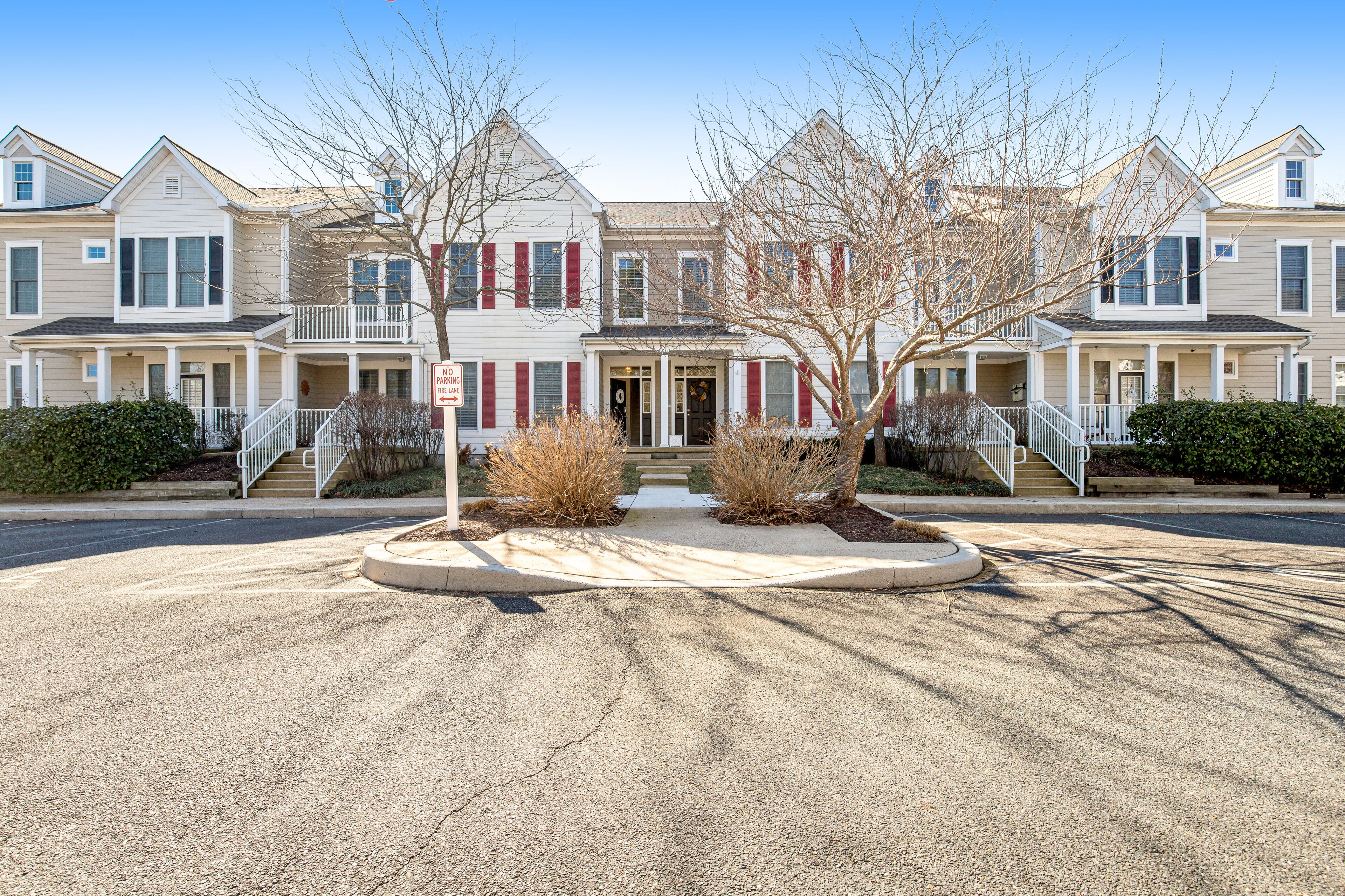 Bear Trap Dunes 2nd floor condo with lake view, golf & basketball - dog-friendly