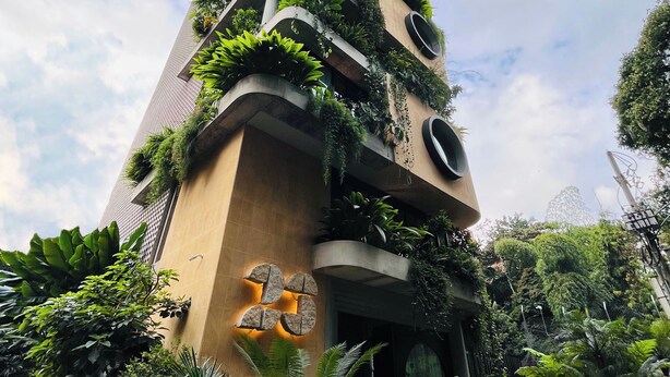 Ein modernes Gebäude mit vertikalen Gärten und einem einzigartigen architektonischen Design.