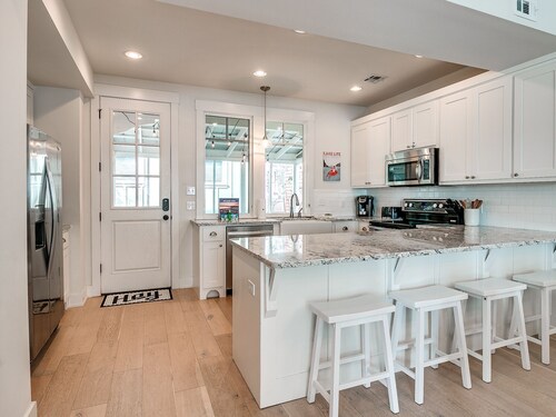Carlton Landing-Cozy cottage nestled on lower Boardwalk!