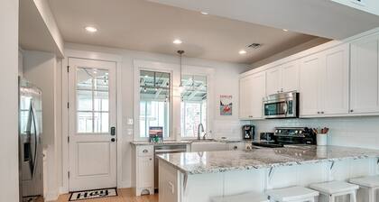 Carlton Landing-Cozy cottage nestled on lower Boardwalk!
