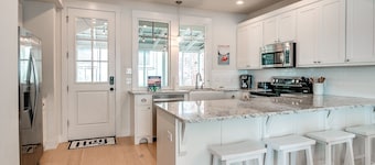 Carlton Landing-Cozy cottage nestled on lower Boardwalk!