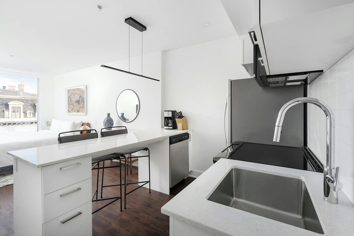 Refrigerador con freezer, horno, placa de cocina, lavavajillas