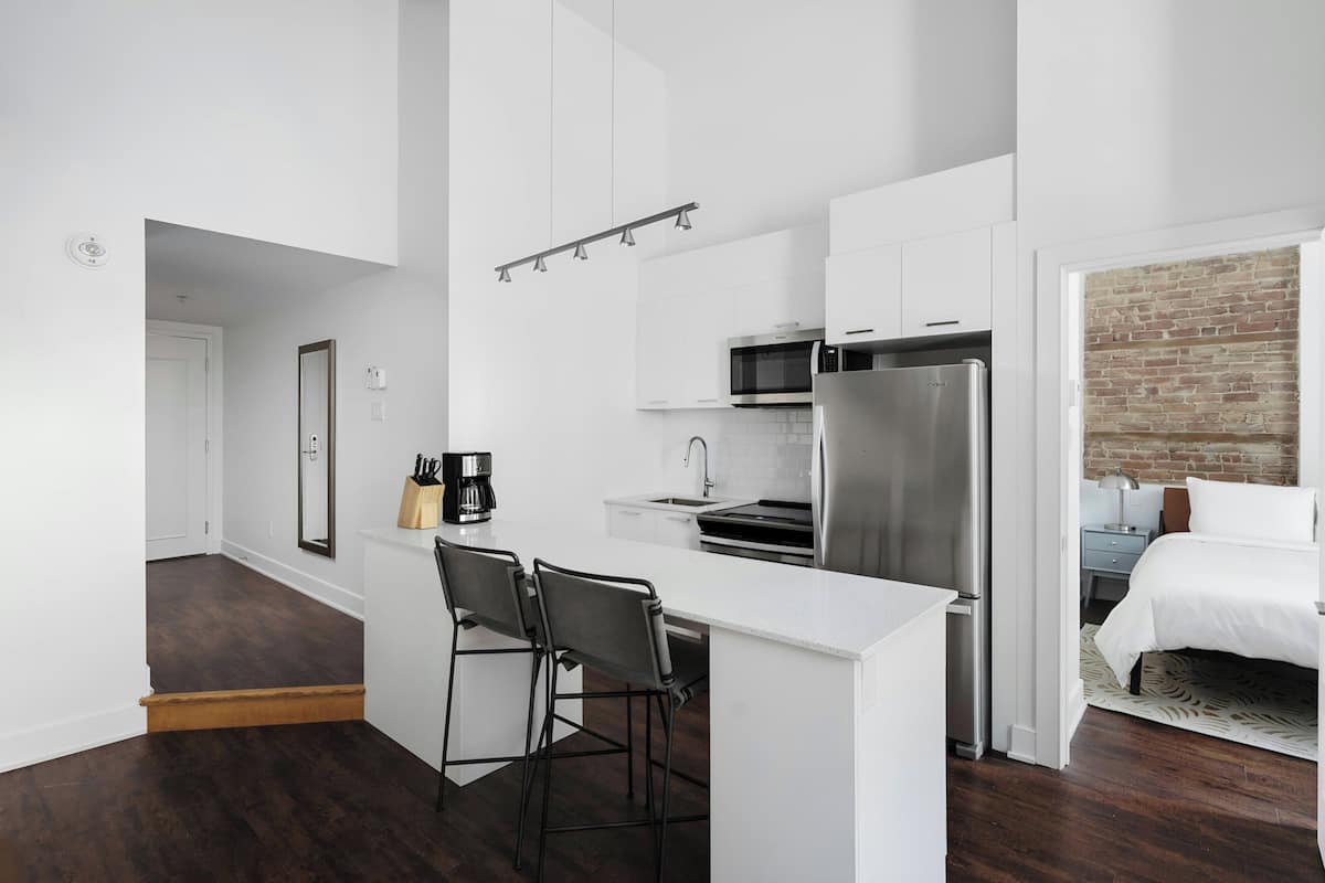 Refrigerador con freezer, horno, placa de cocina, lavavajillas