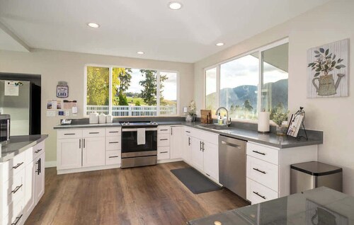 Lake Chelan View Home with pool, hot tub & yard!