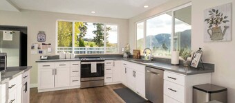 Lake Chelan View Home with pool, hot tub & yard!