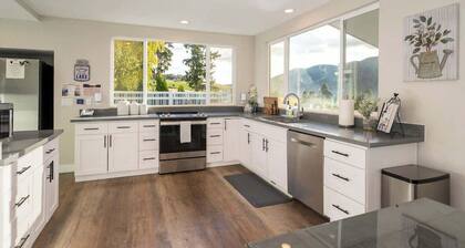 Lake Chelan View Home with pool, hot tub & yard!