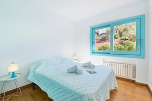 4 bedrooms, iron/ironing board, free WiFi