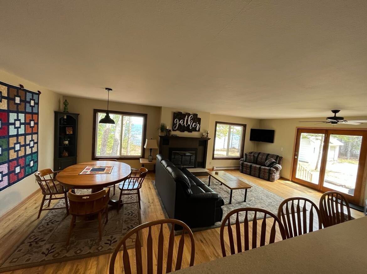 Una televisión, libros