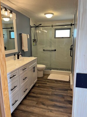 Combined shower/tub, jetted tub, hair dryer, towels