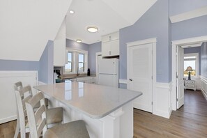 Kylskåp, mikrovågsugn, ugn och diskmaskin